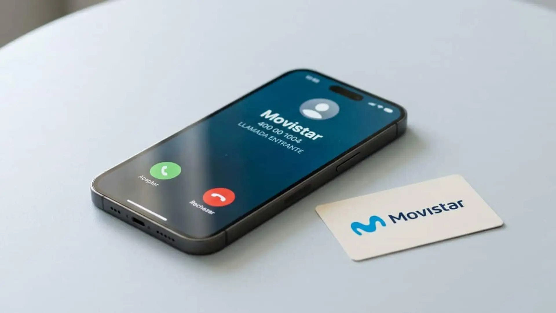 Si Movistar te llama con fines comerciales desde el 17 de octubre, verás el 400 00 1004 en pantalla Teléfono móvil con una llamada entrante de Movistar junto a una tarjeta con el logotipo de la compañía