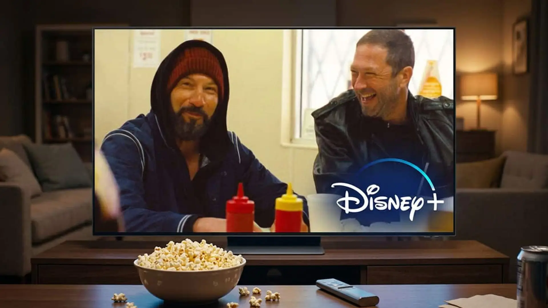 Televisor en un salón mostrando una escena del episodio Gary de The Bear y el logotipo de Disney+