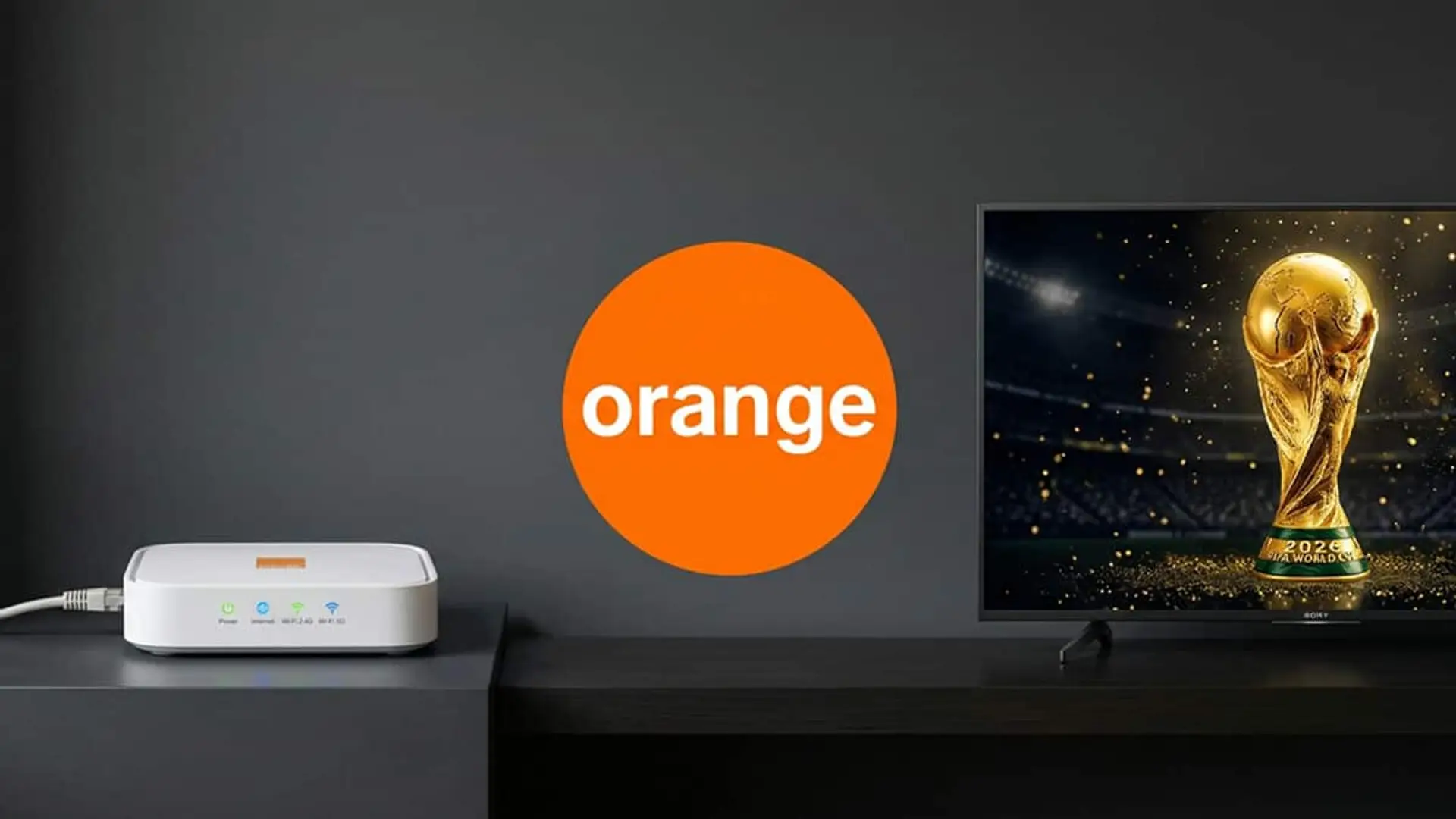 Televisor con el trofeo del Mundial en pantalla junto al logotipo de Orange y un router sobre un mueble