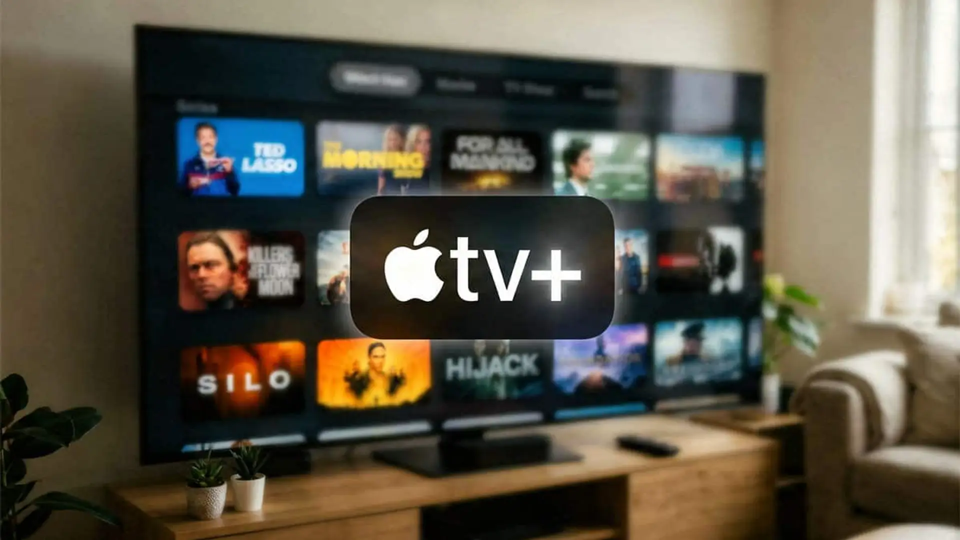 Televisor mostrando una interfaz de Apple TV Plus en un salón