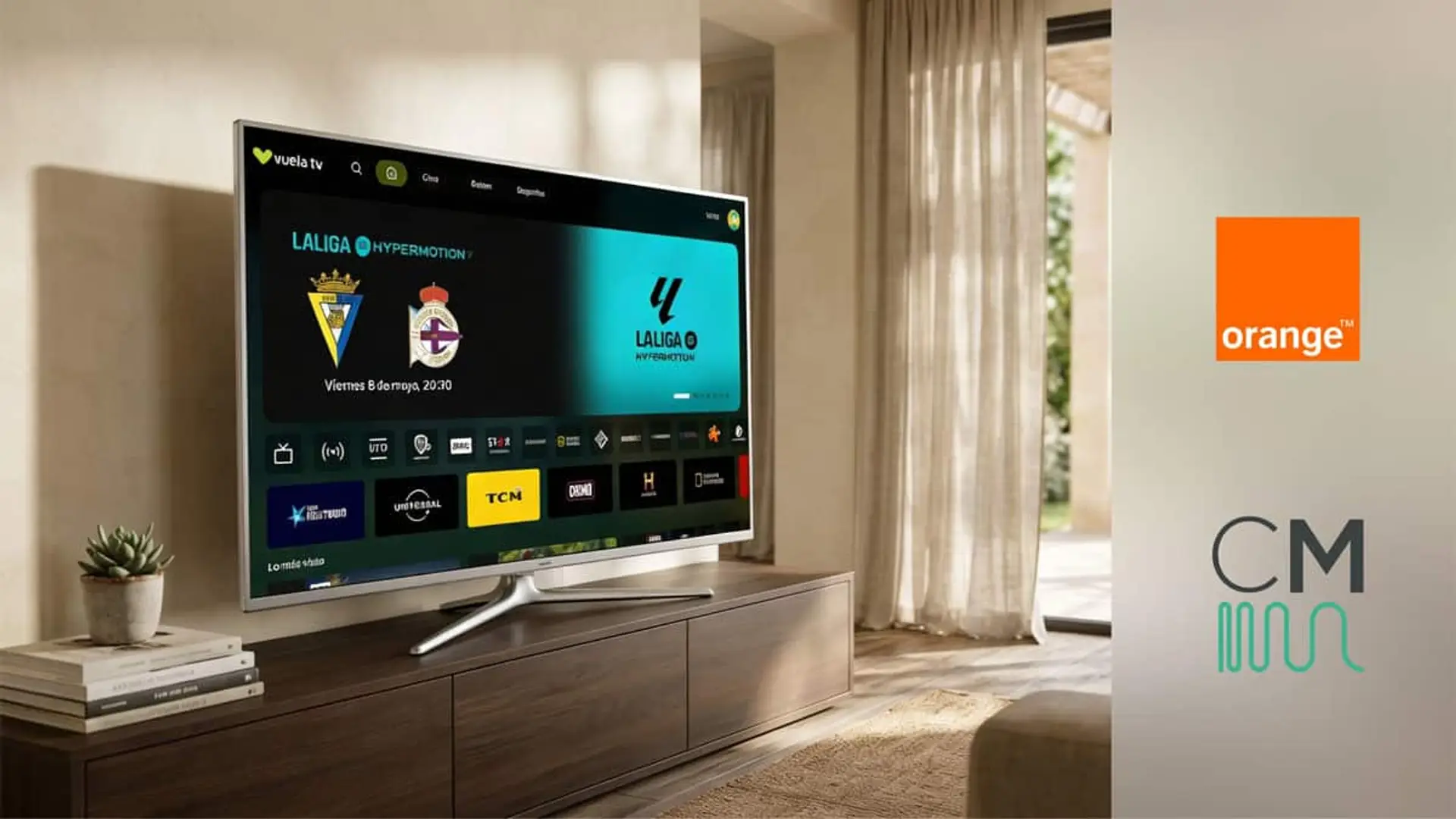 Televisor mostrando LaLiga Hypermotion en un salón con los logotipos de Orange y CableMóvil a la derecha