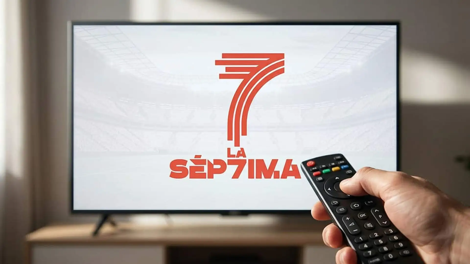 Televisor con el logotipo de La Séptima en pantalla y un mando a distancia en primer plano