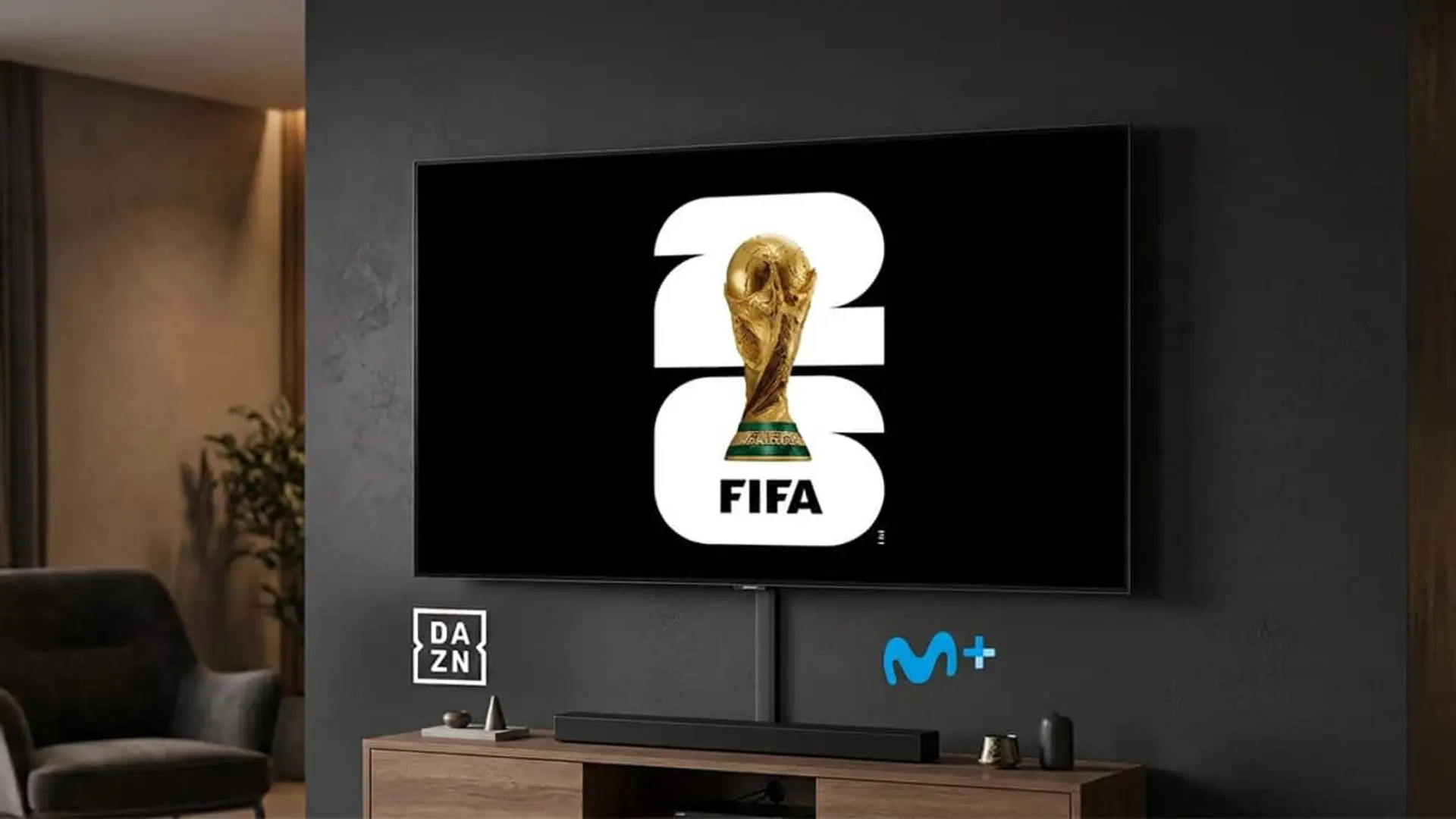 Televisor en un salón mostrando el logo del Mundial 26 con los logotipos de DAZN y Movistar Plus debajo