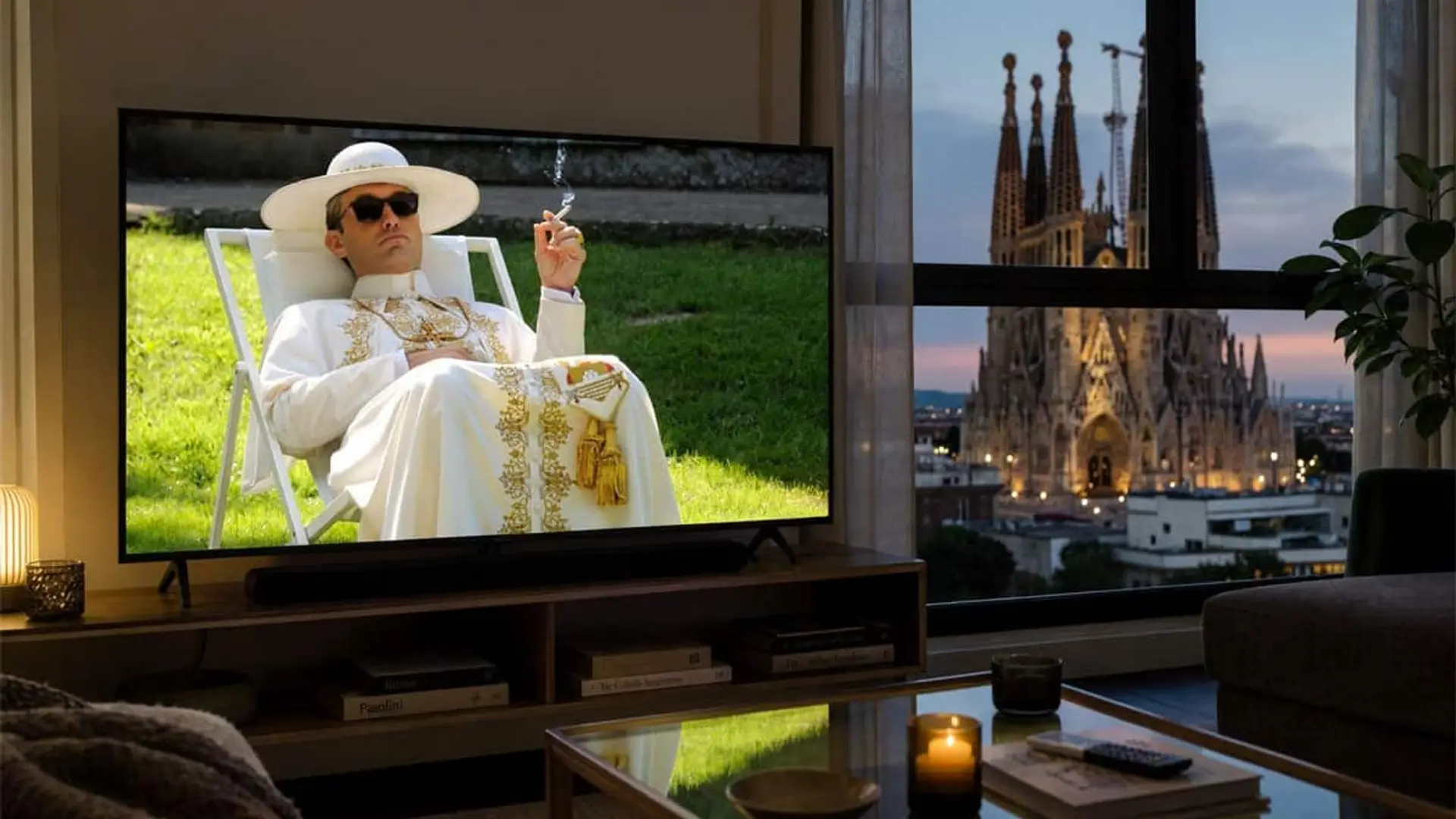 Cónclave, The Young Pope, El Club y ocho títulos más para entender la Iglesia Católica desde el sofá Televisor en un salón mostrando una escena de la serie The Young Pope, con la Sagrada Familia visible a través de la ventana al fondo