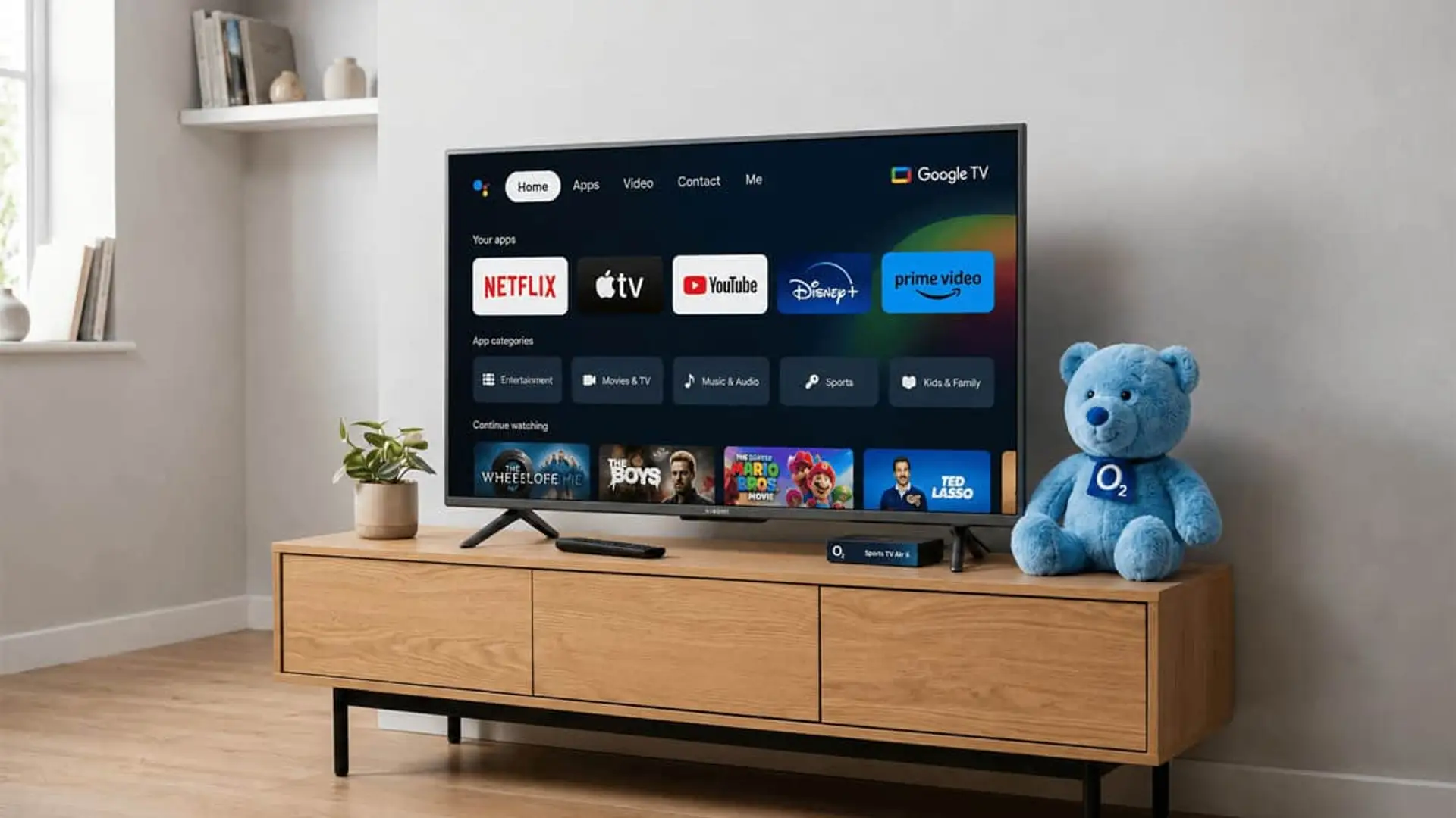 Televisor con Google TV, apps de streaming y servicio O2 en un salón.
