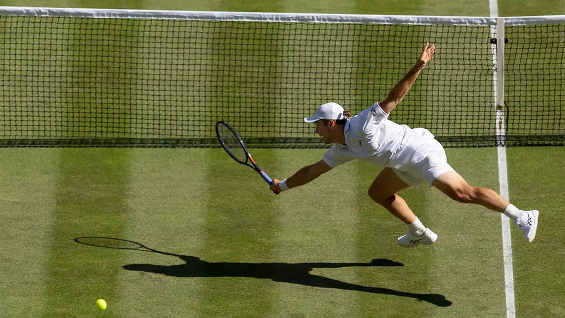 Dónde ver Wimbledon 2026 en España por TV y en directo: horarios, calendarios y precios El tenista Arthur Ferry lanzándose para devolver una bola en una pista de hierba junto a la red