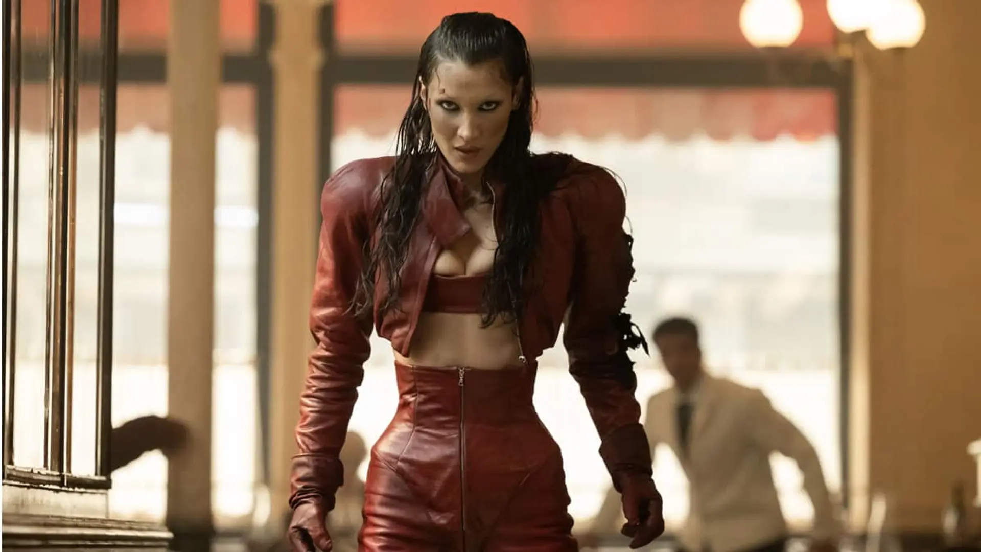 Hoy en Disney+, la serie más extrema y visual de Ryan Murphy con ecos a La sustancia Bella Hadid en una escena de la serie The Beauty de Disney+