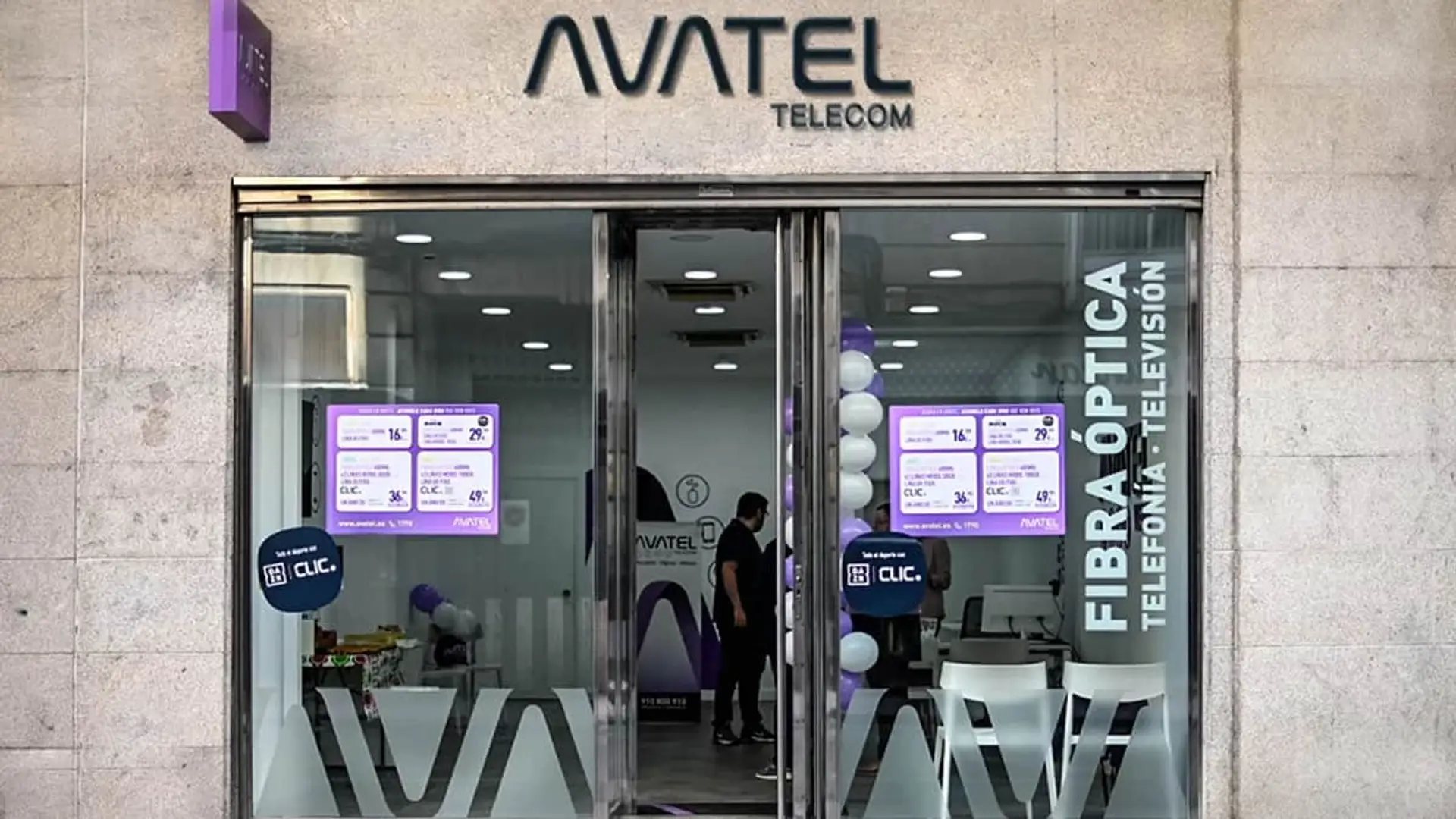 Fachada de una tienda física de Avatel Telecom con ofertas de fibra óptica telefonía y televisión.