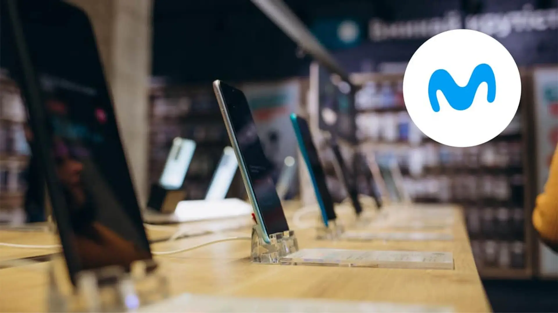 Smartphones en exposición en una tienda Movistar con el logo de la marca para ofertas de telefonía móvil.