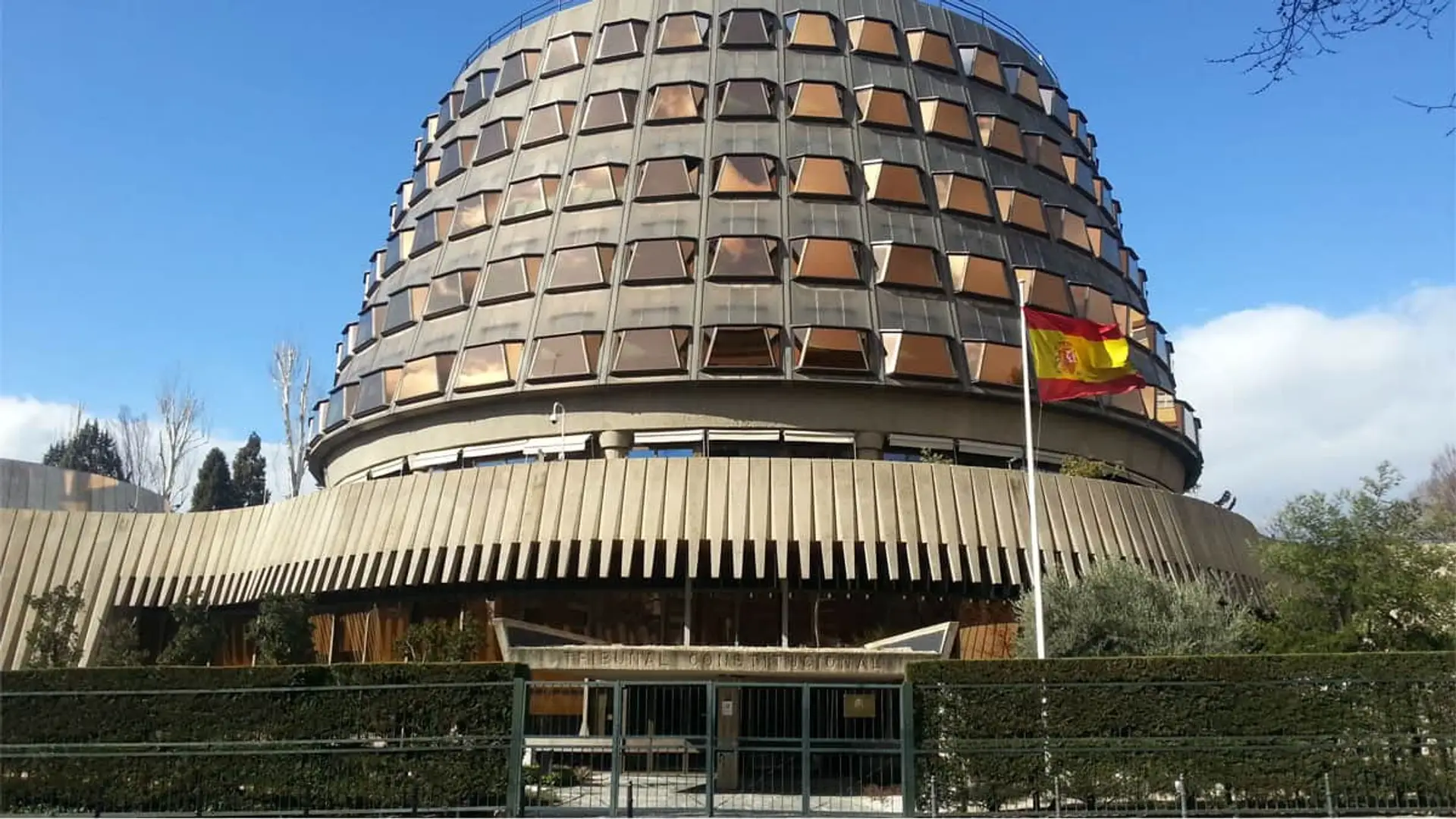 Disputa judicial entre Vodafone y Finetwork ante el Tribunal Constitucional: logos de las marcas sobre el edificio oficial.