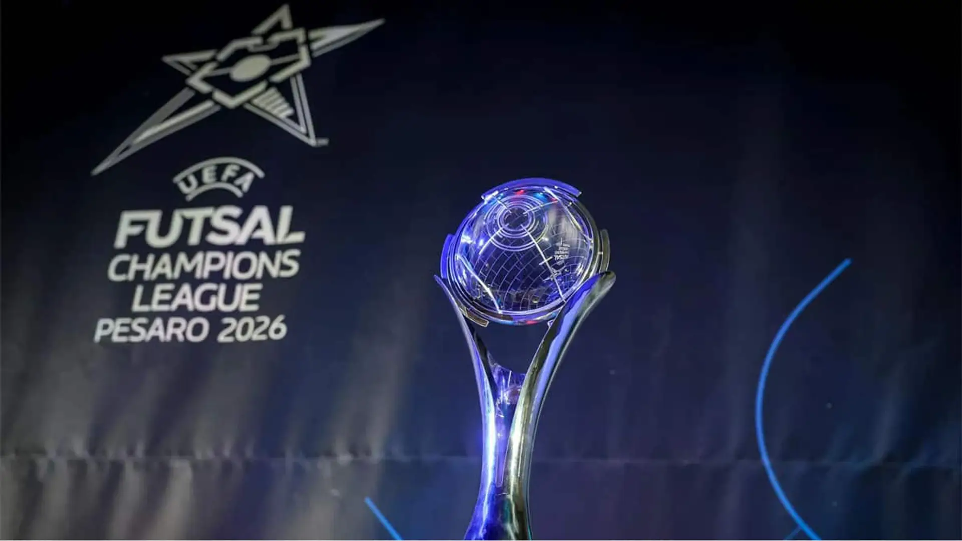Trofeo de la UEFA Futsal Champions League con el texto Pesaro 2026 al fondo