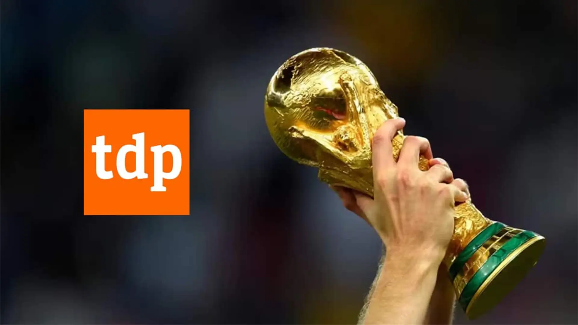 Trofeo de la Copa Mundial de la FIFA sostenido por una mano con el logotipo de TDP sobre la imagen