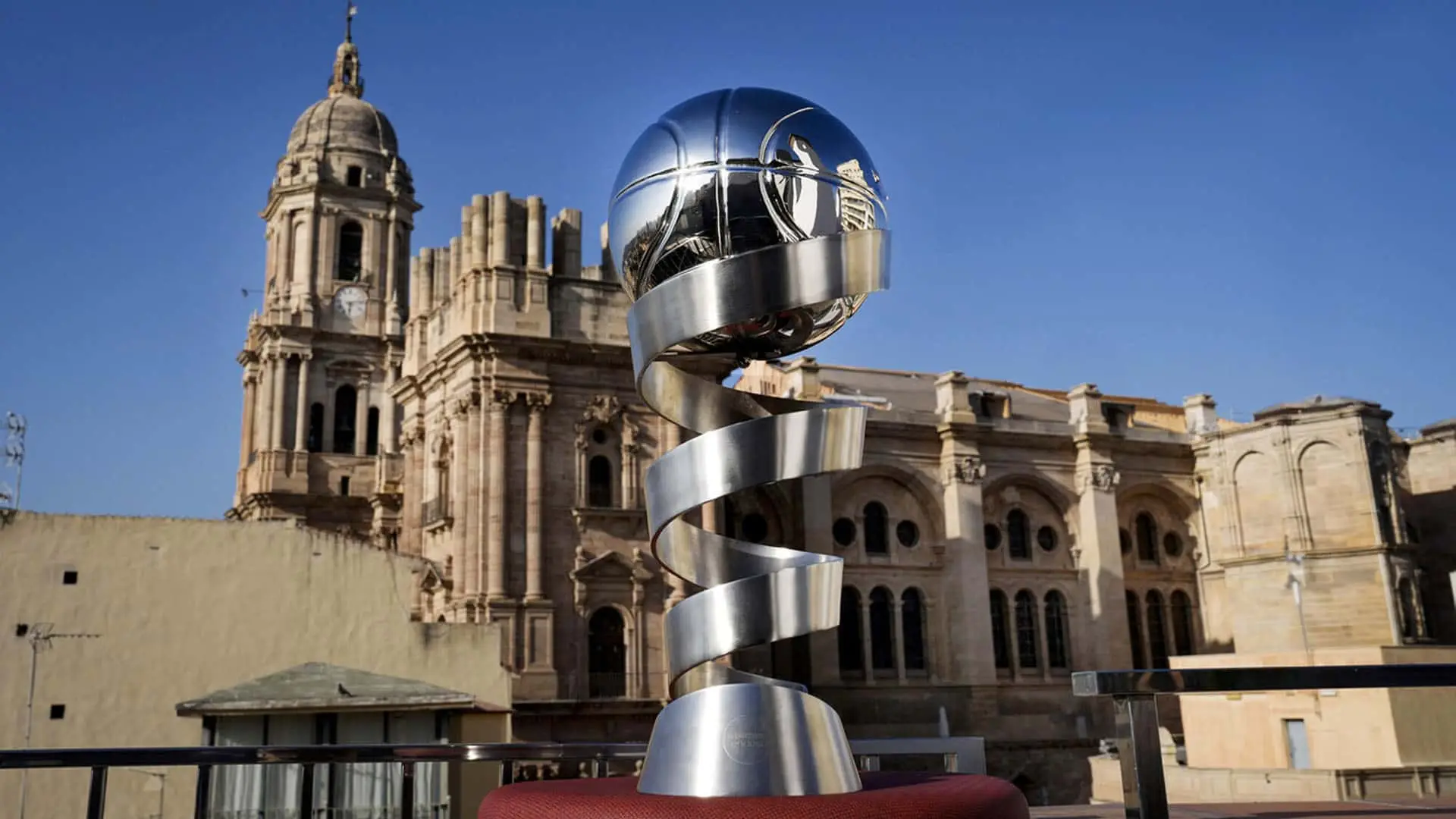Trofeo de la Supercopa Endesa 2025 con la Catedral de Málaga al fondo.