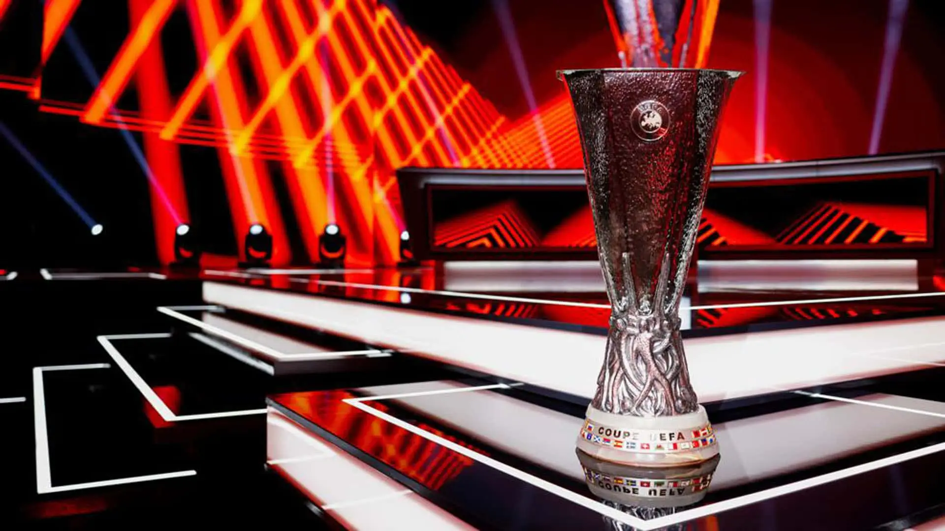 Trofeo oficial de la UEFA Europa League 2025/26 en la presentación de la temporada.