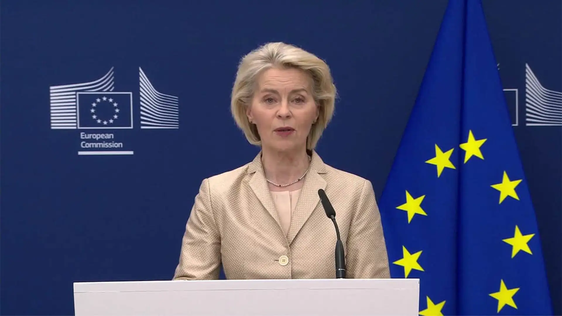 Ursula von der Leyen, presidenta de la Comisión Europea, en rueda de prensa ante la bandera de la Unión Europea.