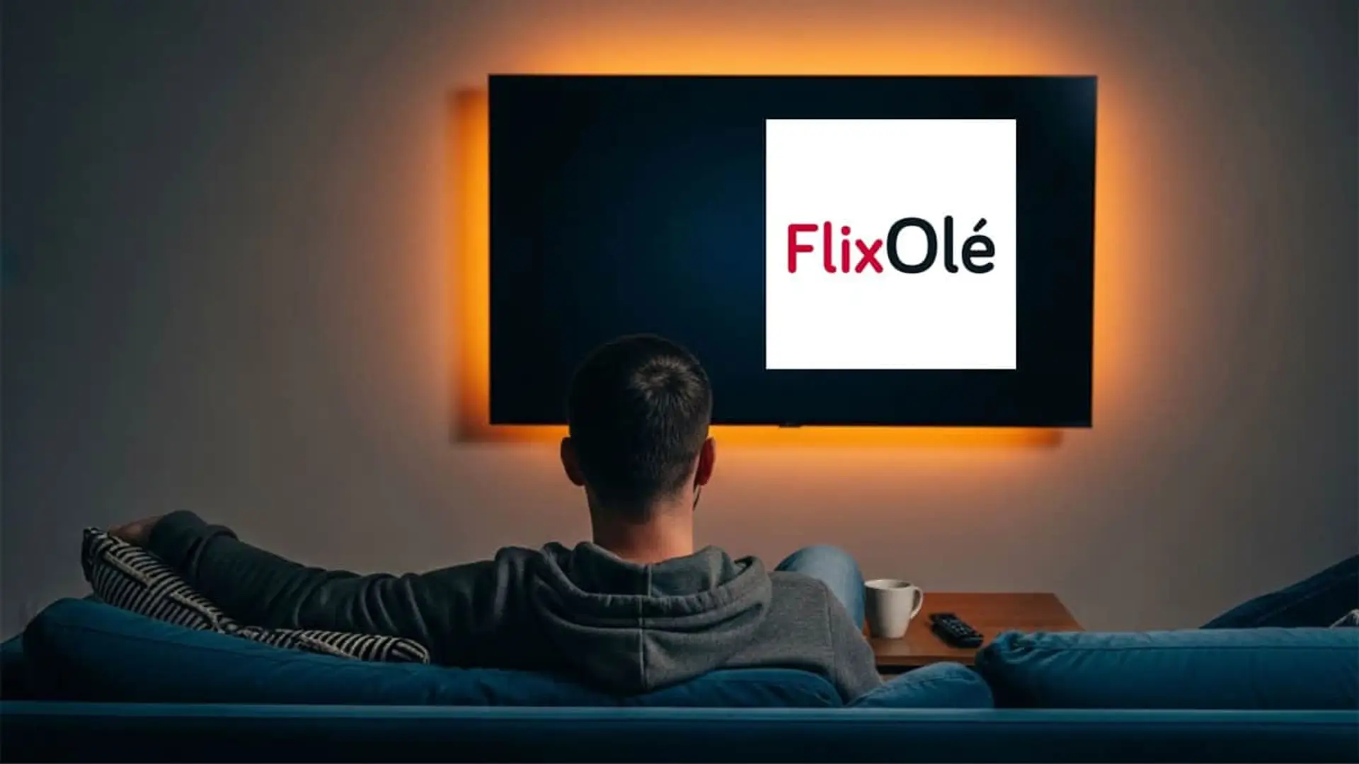 FlixOlé lanza este código de Black Friday para conseguir con descuento todo un año de cine español Hombre viendo la plataforma de streaming FlixOlé en su Smart TV. Disfruta del catálogo de cine español desde el sofá.