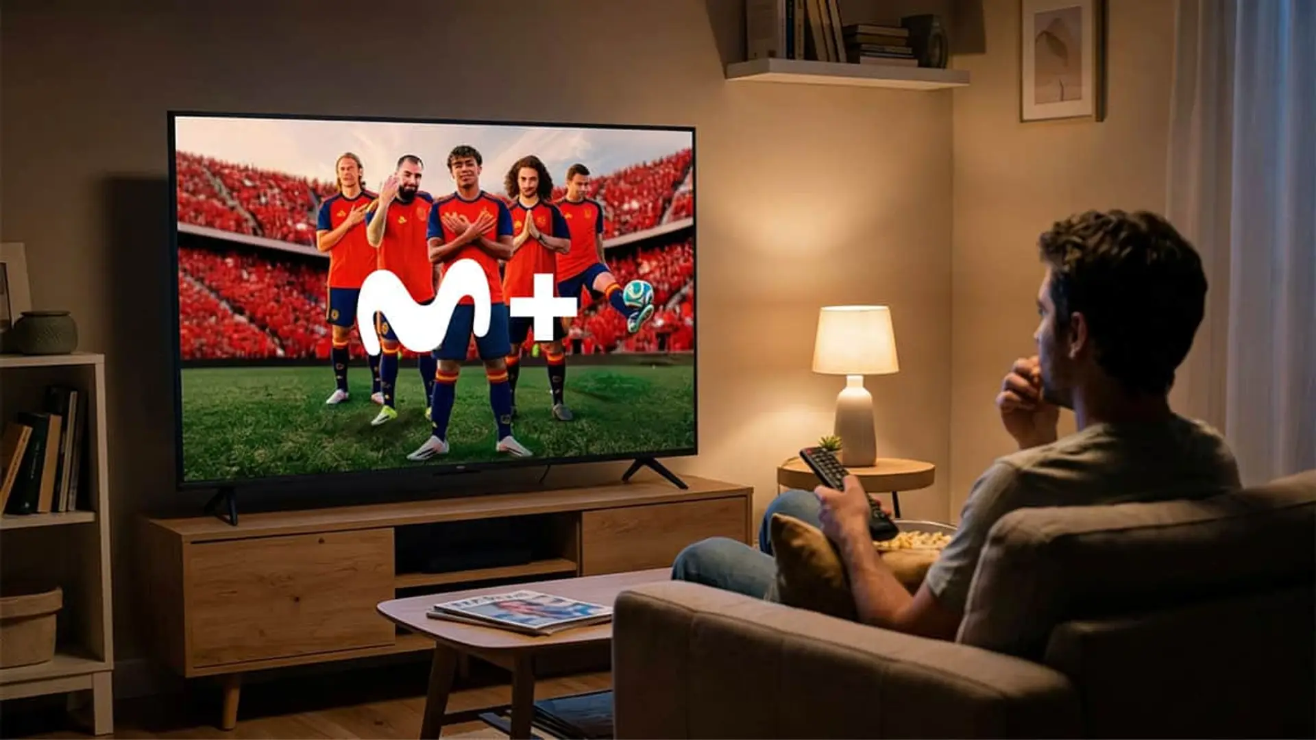 Hombre viendo el fútbol de la Selección Española en Movistar Plus desde su salón a través de una Smart TV.