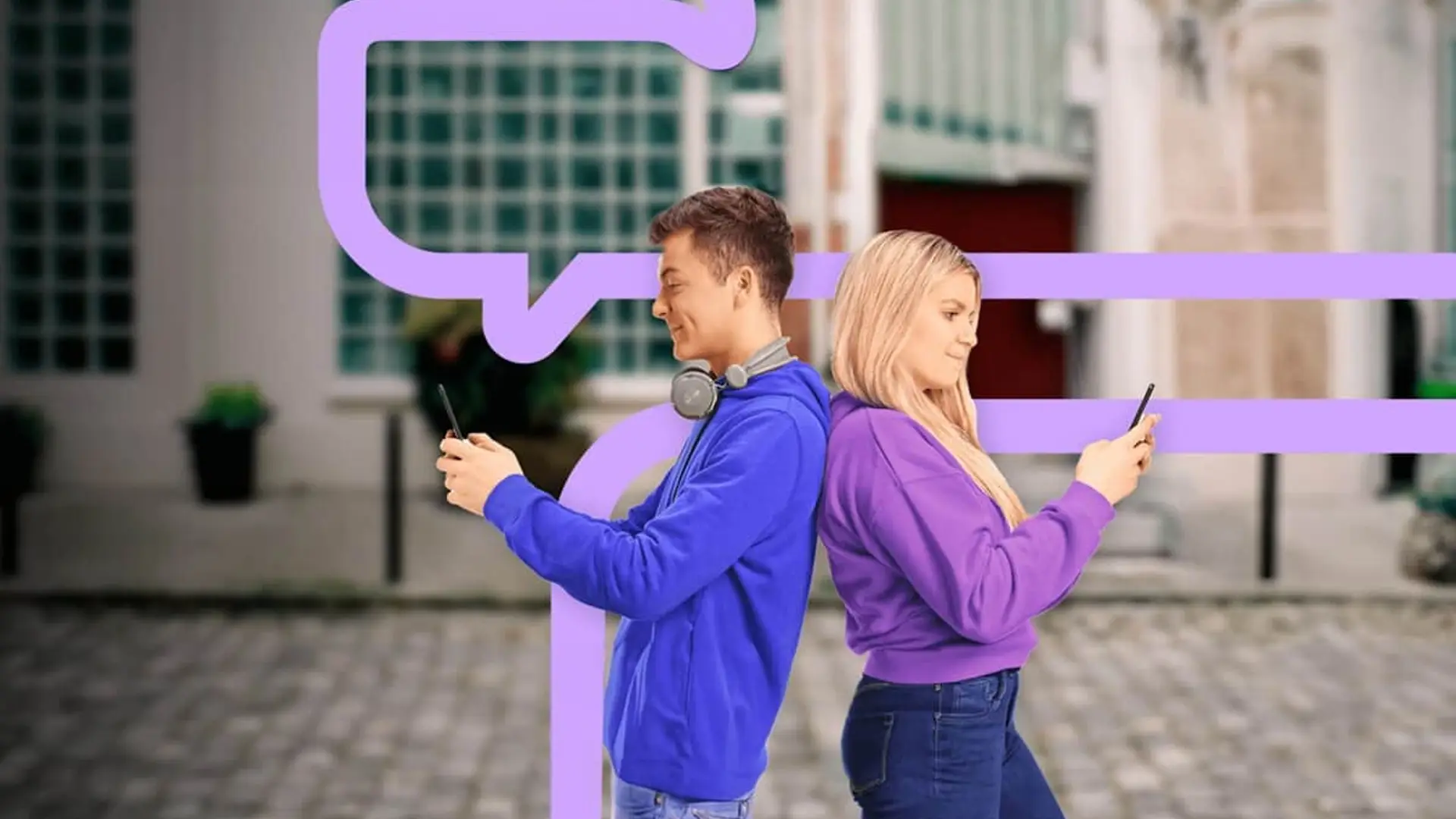 Pareja joven utilizando sus móviles espalda contra espalda con gráficas moradas de Finetwork.