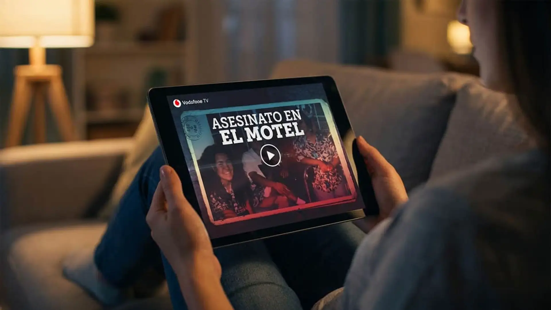 Vodafone TV abre gratis en febrero un canal para fans del true crime Persona viendo Asesinato en el Motel en Vodafone TV desde una tablet.
