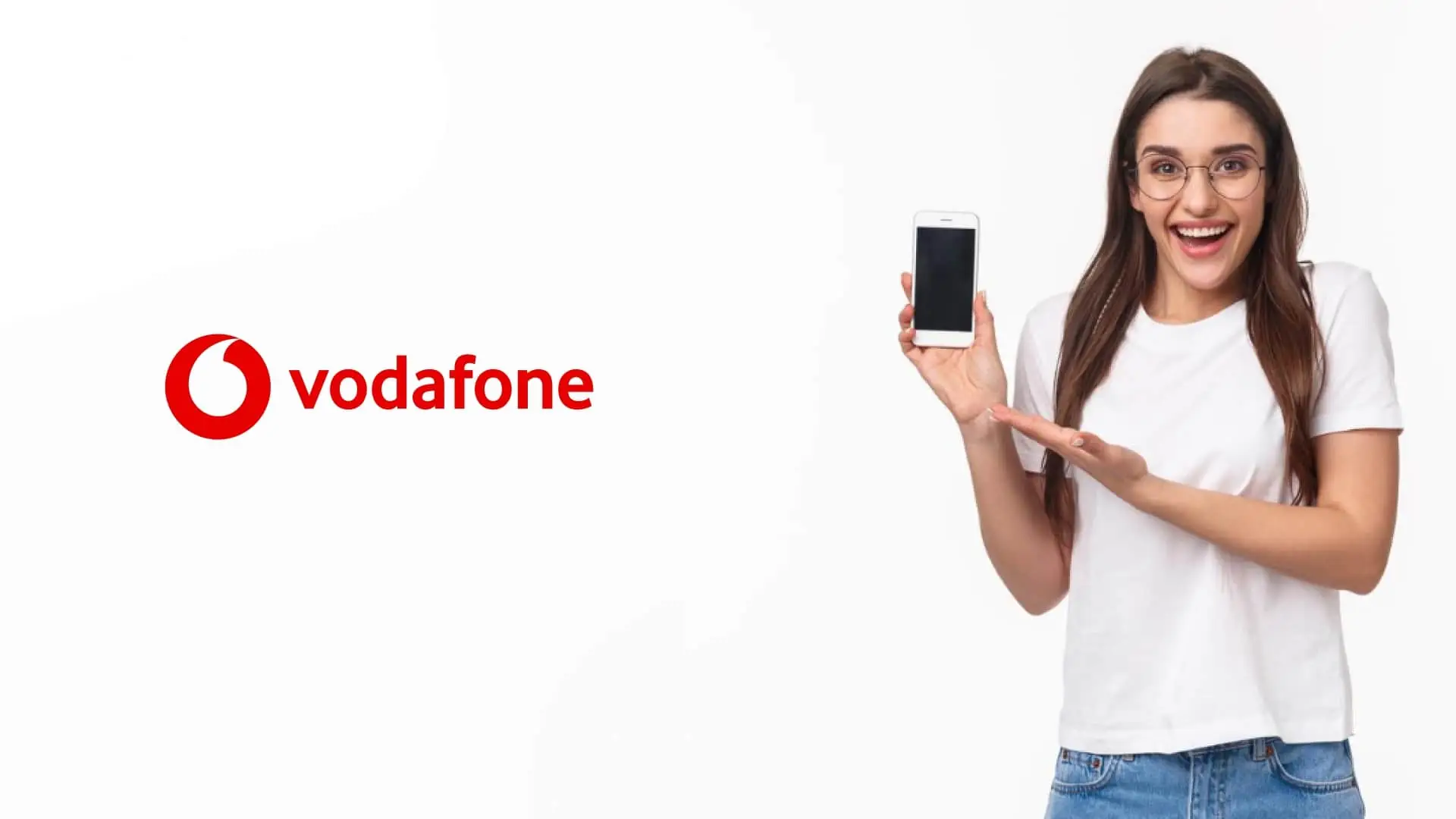 Vodafone vuelve a la carga: más gigas gratis en prepago y sin pagar ni un euro más Clienta feliz de Vodafone mostrando en su smartphone las mejores ofertas en tarifas de fibra y móvil.