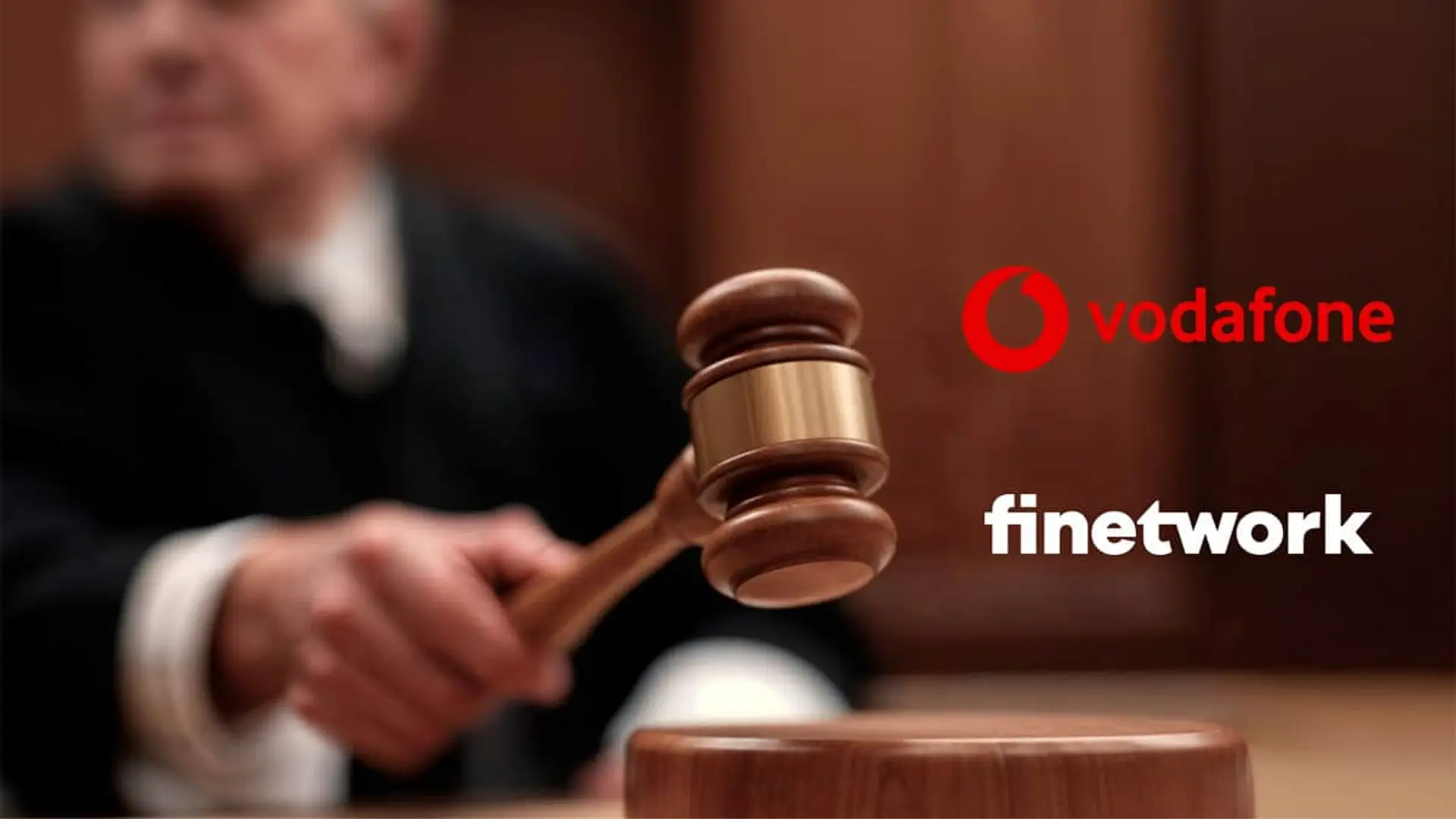 Resolución judicial entre Vodafone y Finetwork: mazo de juez sobre los logos de ambas operadoras de telefonía.