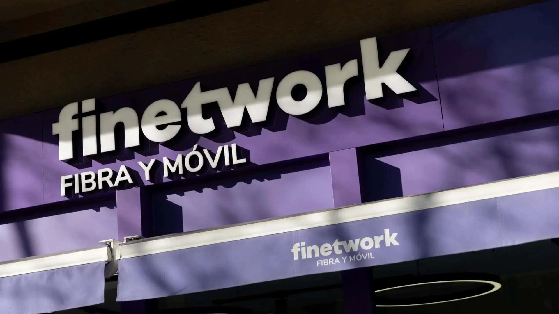Vodafone toma el control de Finetwork: así te afecta si eres cliente Rótulo de una tienda de la operadora de fibra y móvil Finetwork en la fachada de un local comercial.