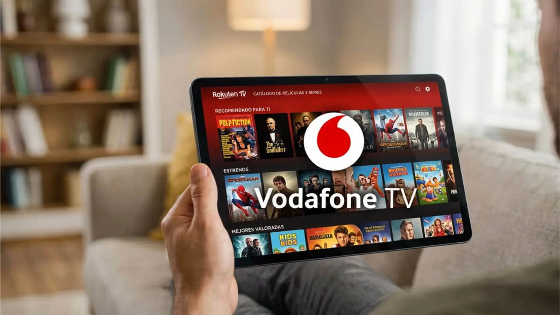 Vodafone TV integra Rakuten TV: alquila Hamnet, Cumbres borrascosas y 6.000 títulos más desde el decodificador Persona usando una tablet para ver el catálogo de películas y series de Rakuten TV a través de Vodafone TV en casa.