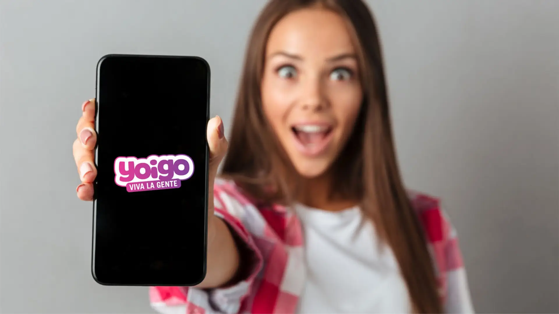 Sí, es real: Yoigo está regalando un móvil y HBO Max solo por venir desde DIGI Clienta sorprendida al descubrir las ofertas de fibra y móvil de Yoigo, mostrando el logo en su smartphone.