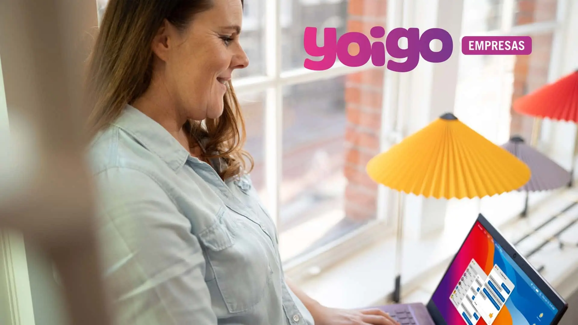 Una empresaria o autónoma, clienta de Yoigo Empresas, trabajando con su portátil.