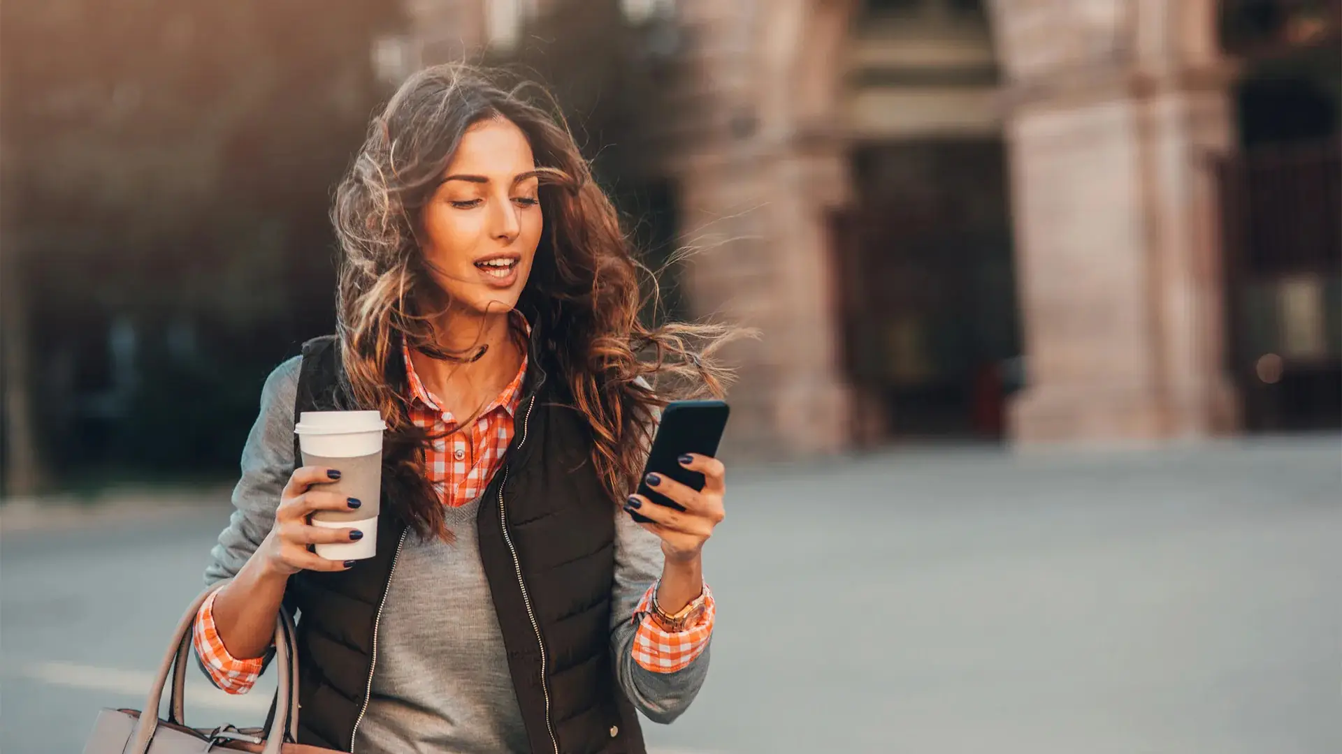 Chica comprobando cobertura 5g de adamo Chica comprobando cobertura 5g de adamo