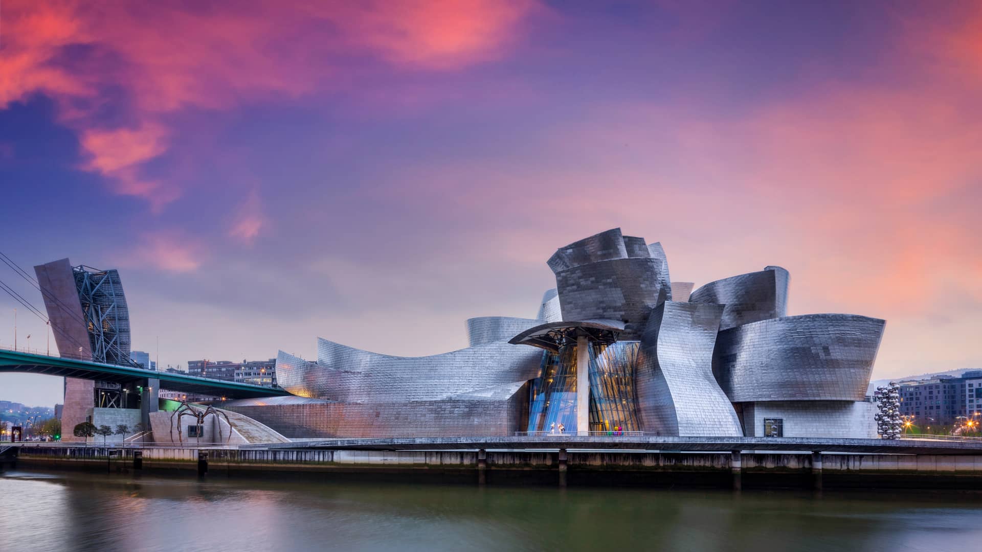 Museo Guggenheim Bilbao sobre el río Nervión donde hay disponible los servicios telefónicos de adamo