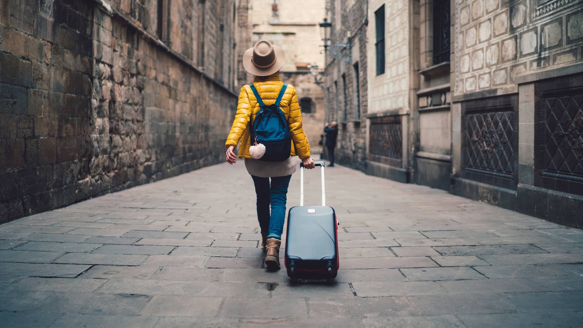 Persona con maleta viajando con el roaming de adamo