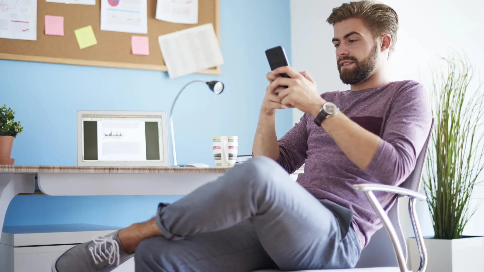 Hombre configura en su móvil el APN de su operador Adamo Hombre configura en su móvil el APN de su operador Adamo