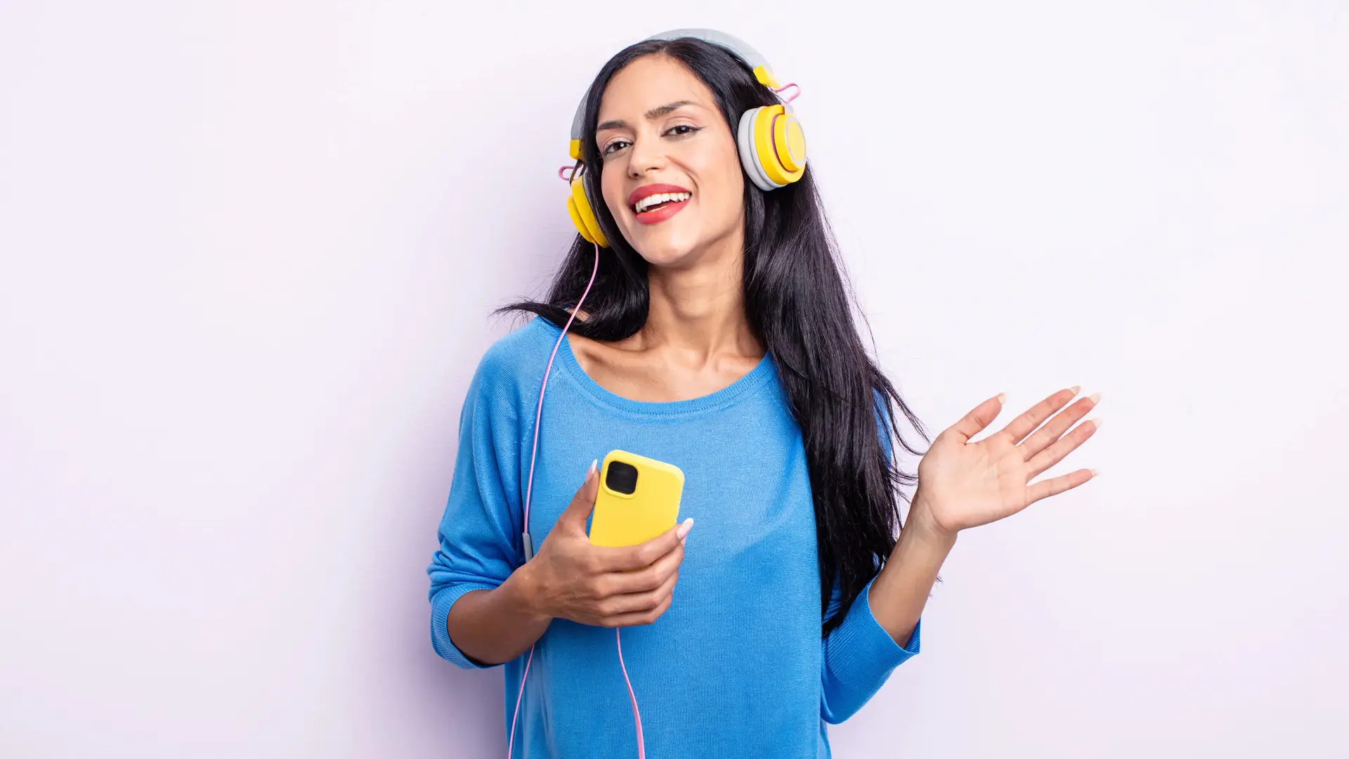 Mujer escucha musica alegremente en su móvil mientras dice adiós a su contrato con adamo Mujer escucha musica alegremente en su móvil mientras dice adiós a su contrato con adamo