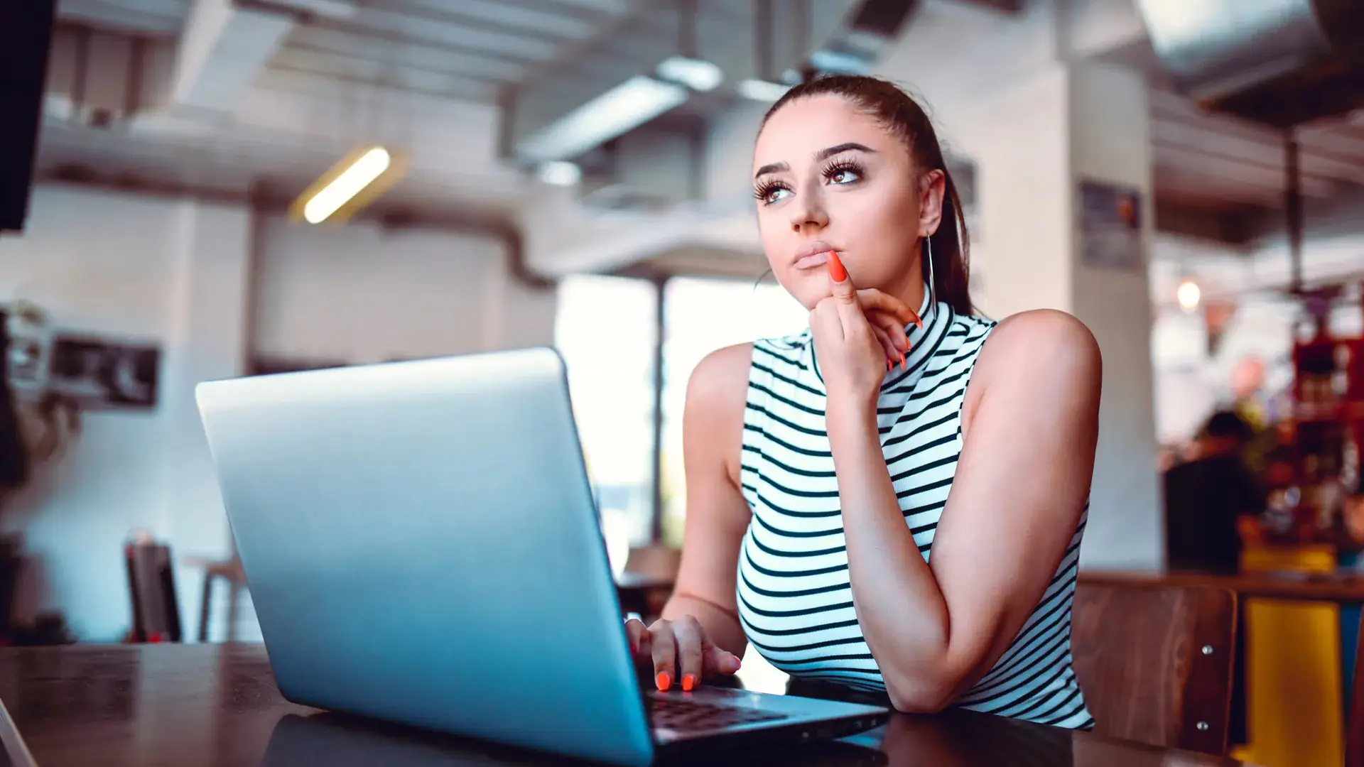 Chica joven usando su portátil con internet fibra de adamo Chica joven usando su portátil con internet fibra de adamo