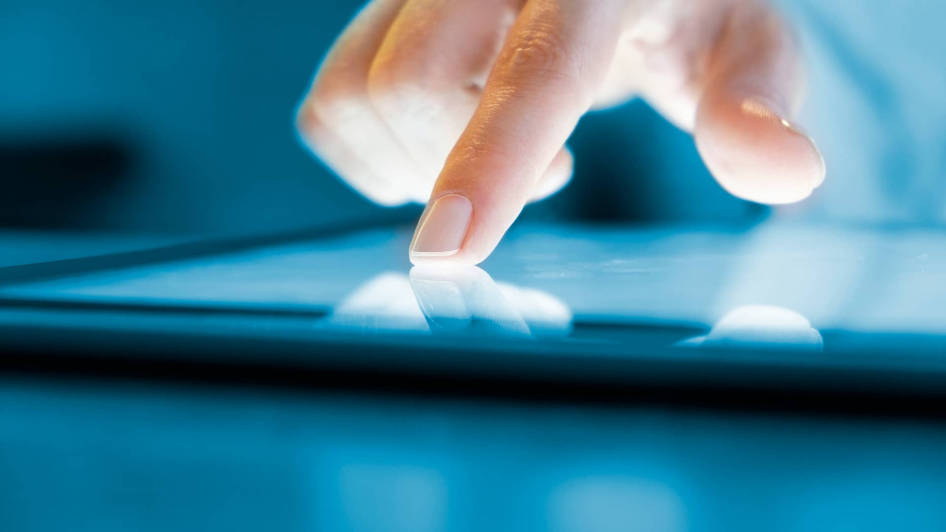 Persona usando su tablet con tarifa internet fibra de amena