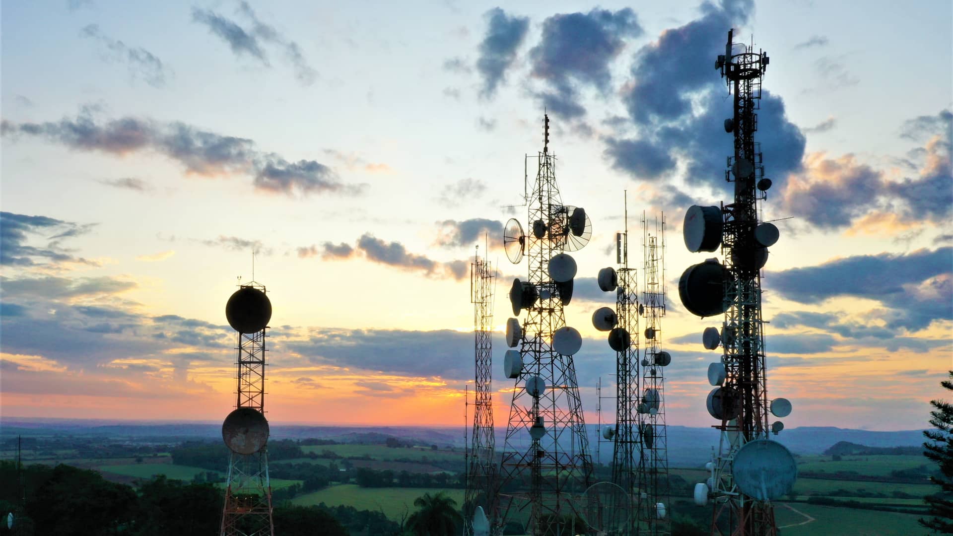 Antenas de telefonía al atardecer símbolizando la cobertura disponible de Avatel