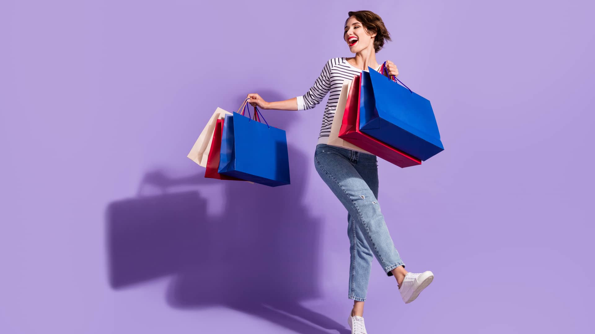 Mujer salta de alegría con bolsas de la compra tras enterarse de las ofertas de Avatel