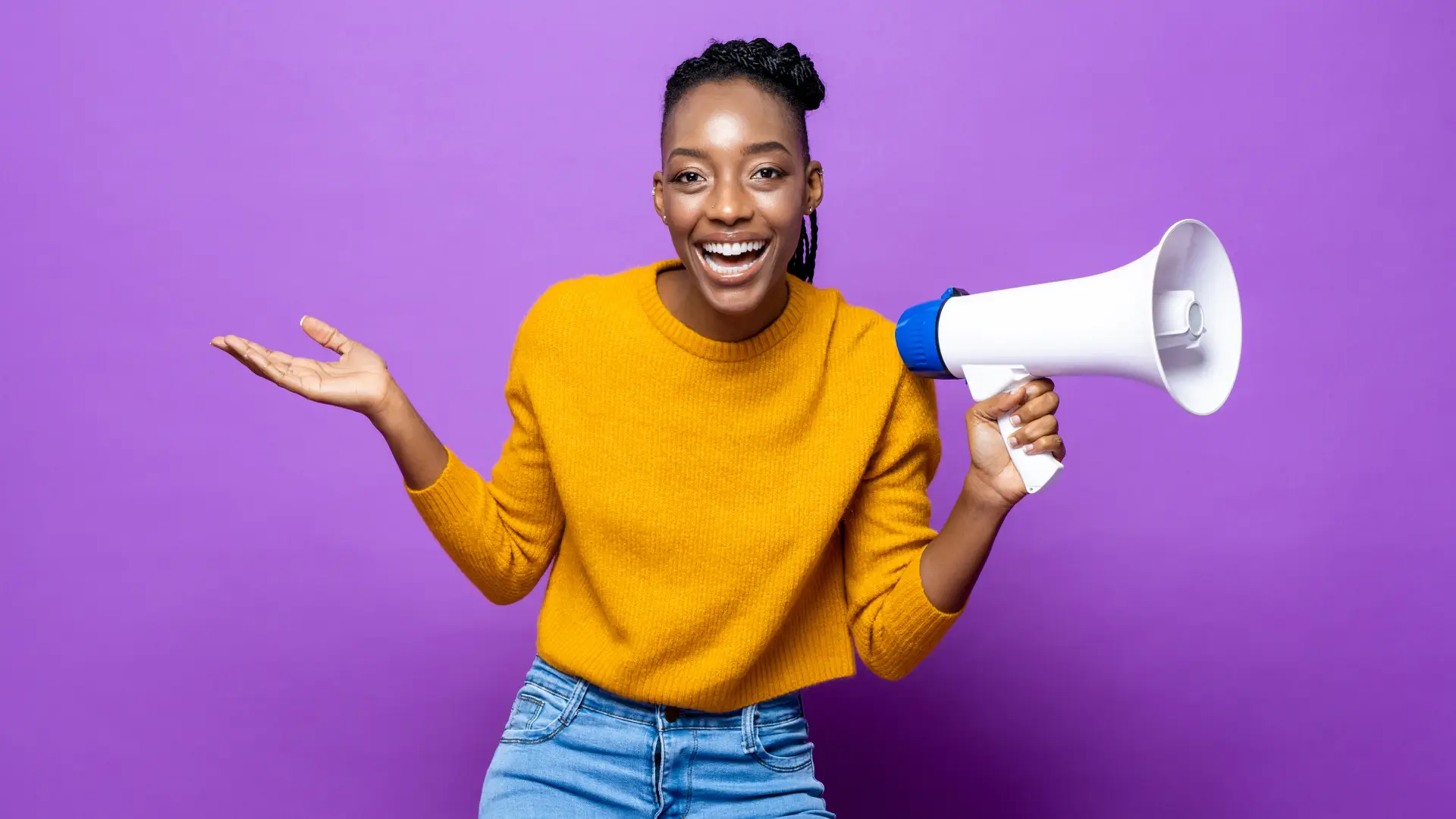 Mujer con megáfono en la mano sonrie mientras se encoje de hombros, representando que aun no se ha decidido en su opinión sobre Avatel
