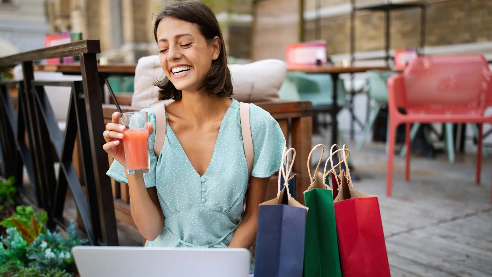 Joven descansando de un dia de compras bebiendo un zumo representa el blog ahorro black friday Joven descansando de un dia de compras bebiendo un zumo representa el blog ahorro black friday