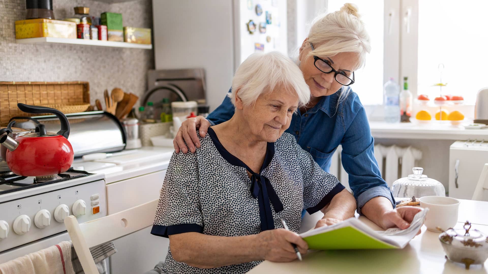 Mujer ayudando a mujer mayor representa blog ahorro bono social