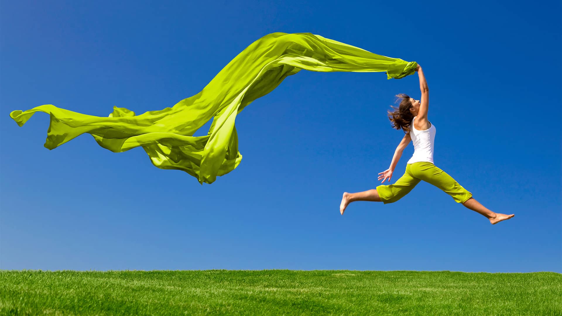 Mujer saltando simboliza el blog ahorro con consejos para cambiar de operador