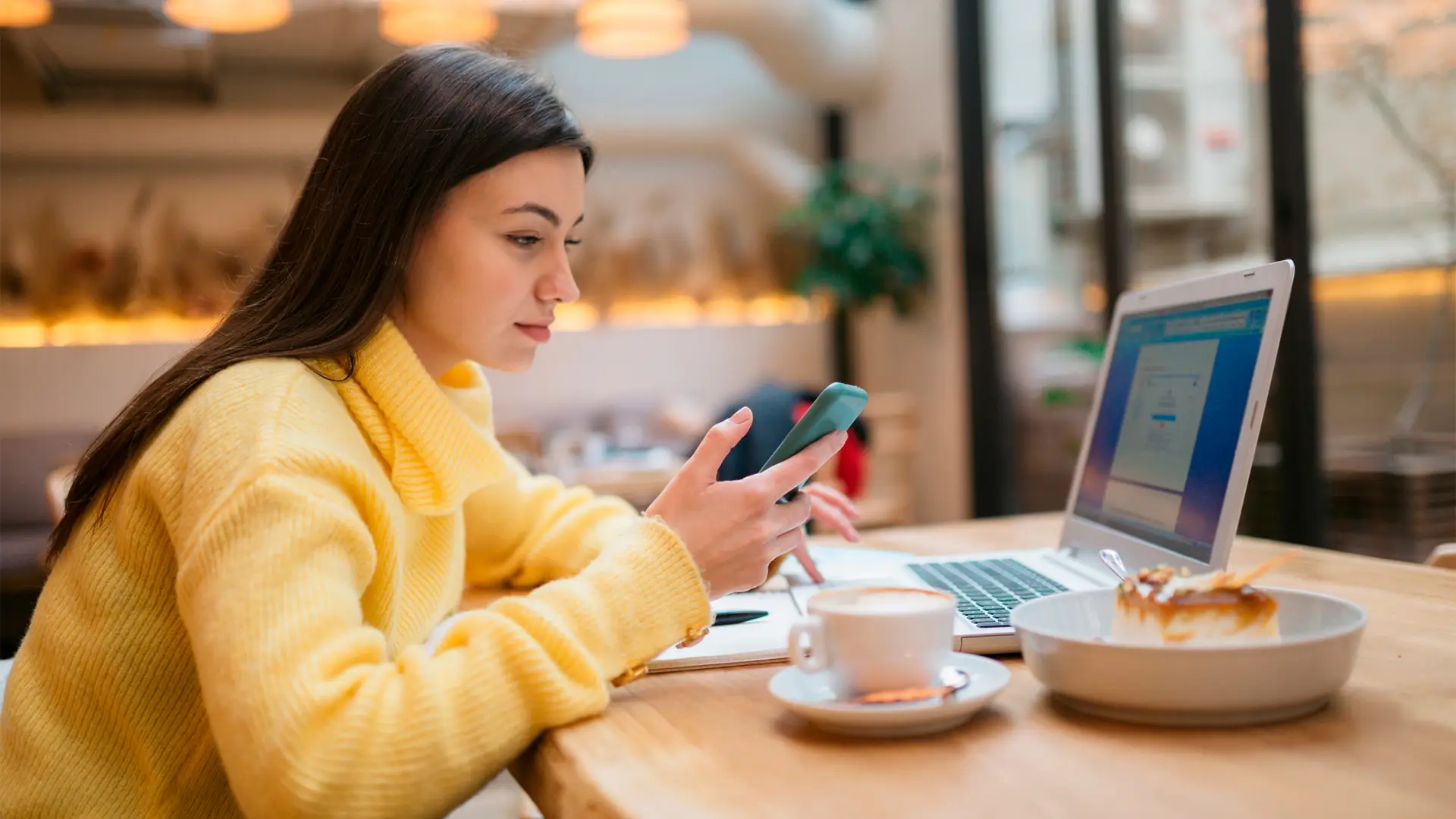 Joven viendo blog sobre ahorro fibra 1 gb Joven viendo blog sobre ahorro fibra 1 gb