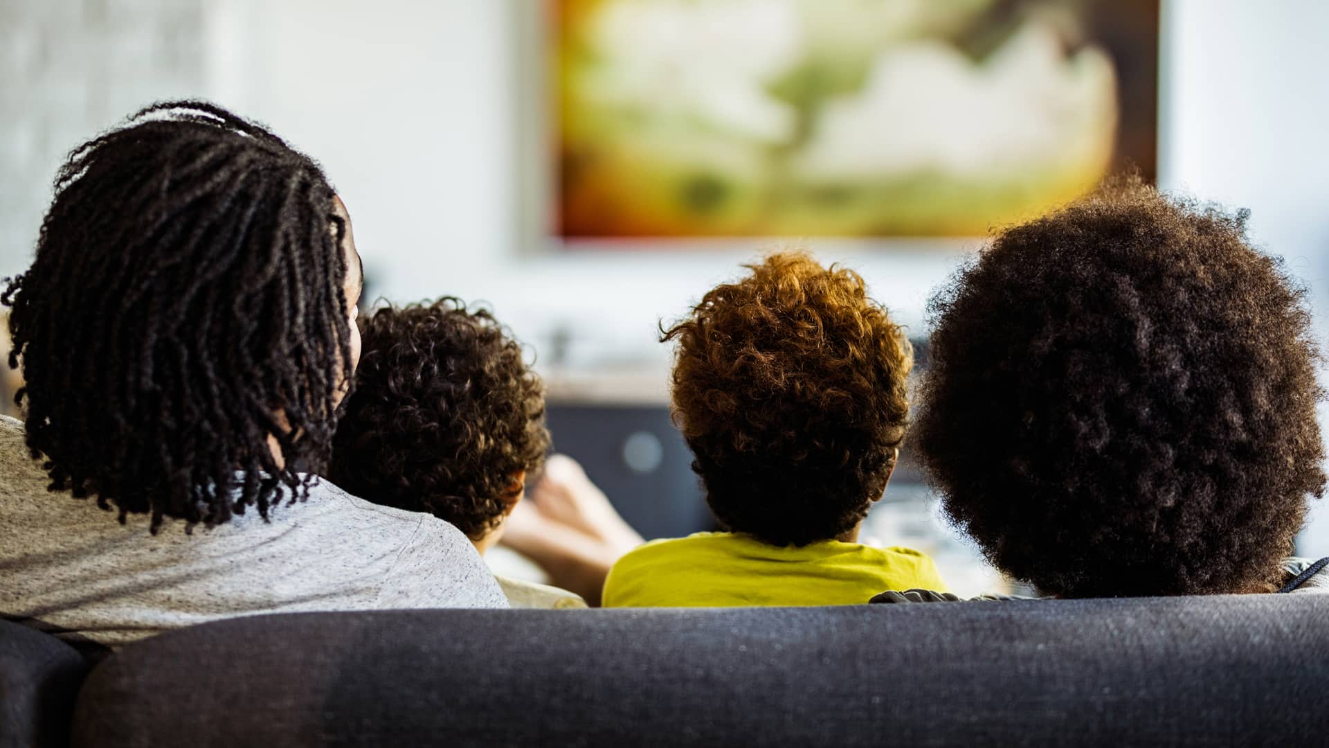 Familia viendo tv representa ofertas fibra fijo movil  y tv