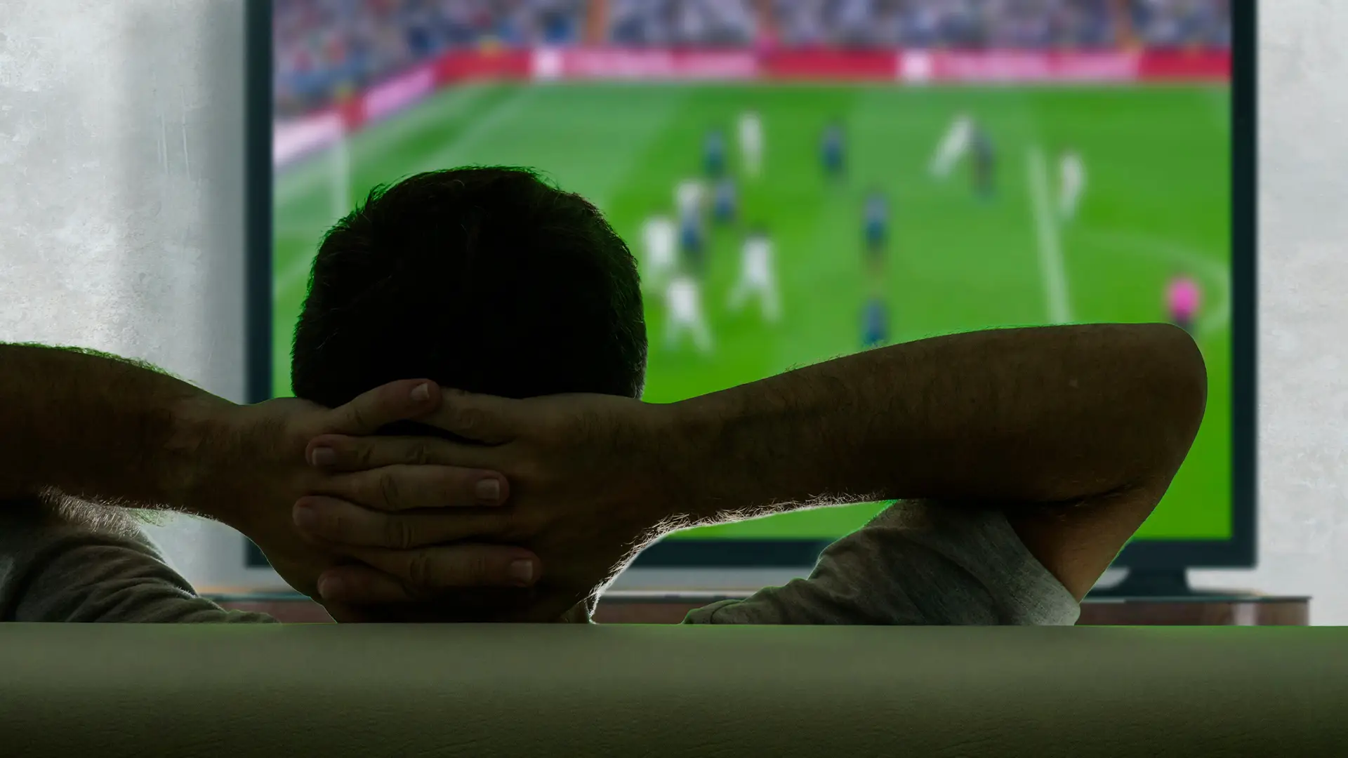 Hombre viendo partido de fútbol simboliza ofertas fútbol tv Hombre viendo partido de fútbol simboliza ofertas fútbol tv