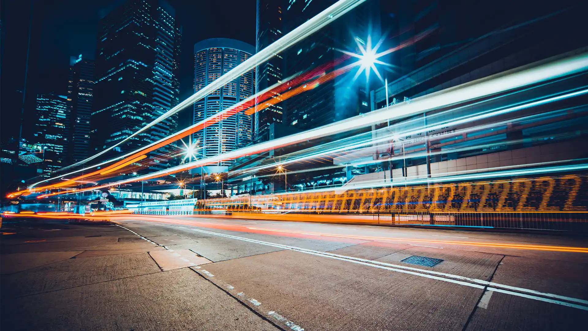 Luces en movimiento simulando velocidad simboliza banda ancha