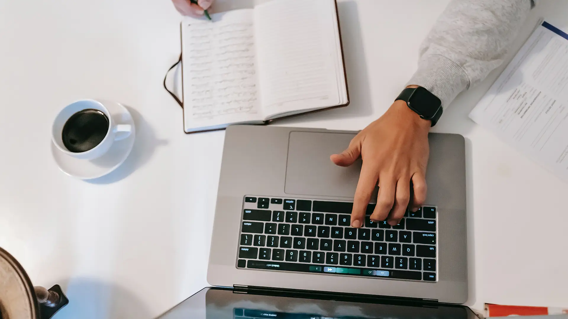 Hombre trabajando con portátil simboliza internet sín teléfono