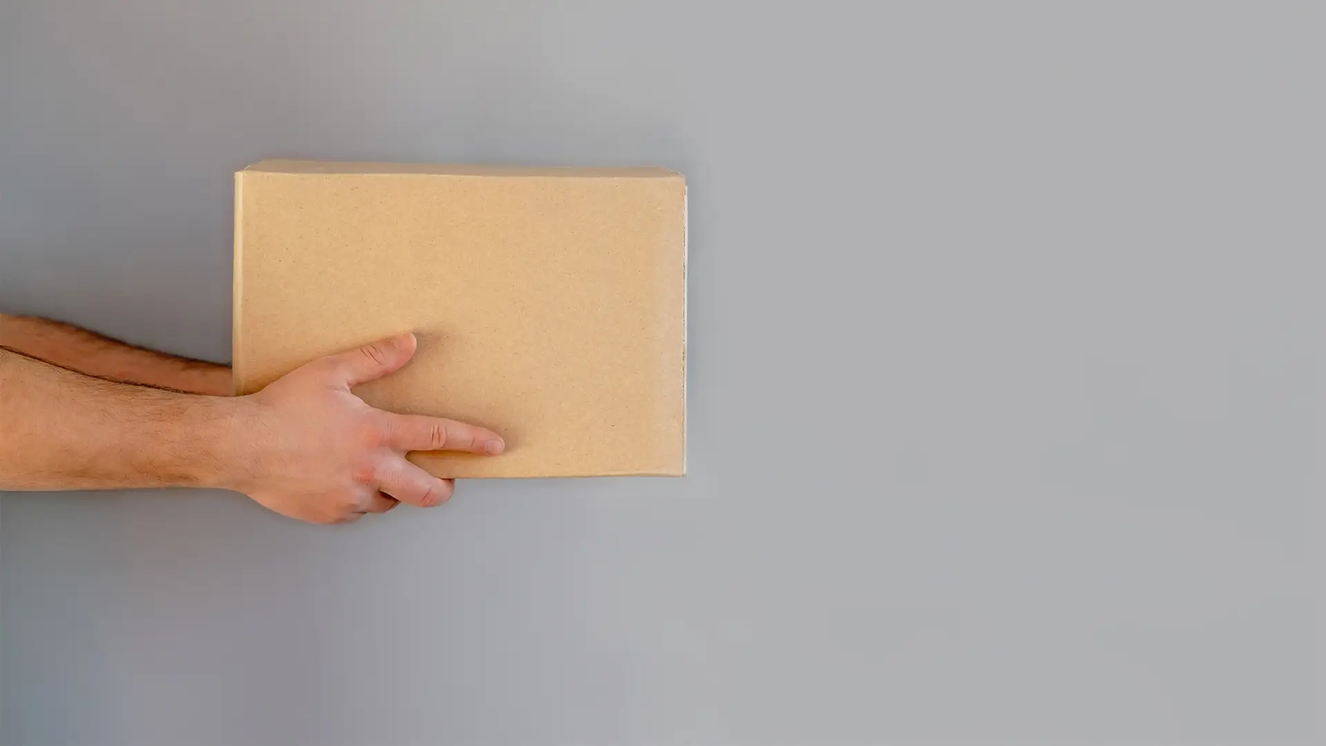 Persona devolviendo router de operador Persona devolviendo router de operador