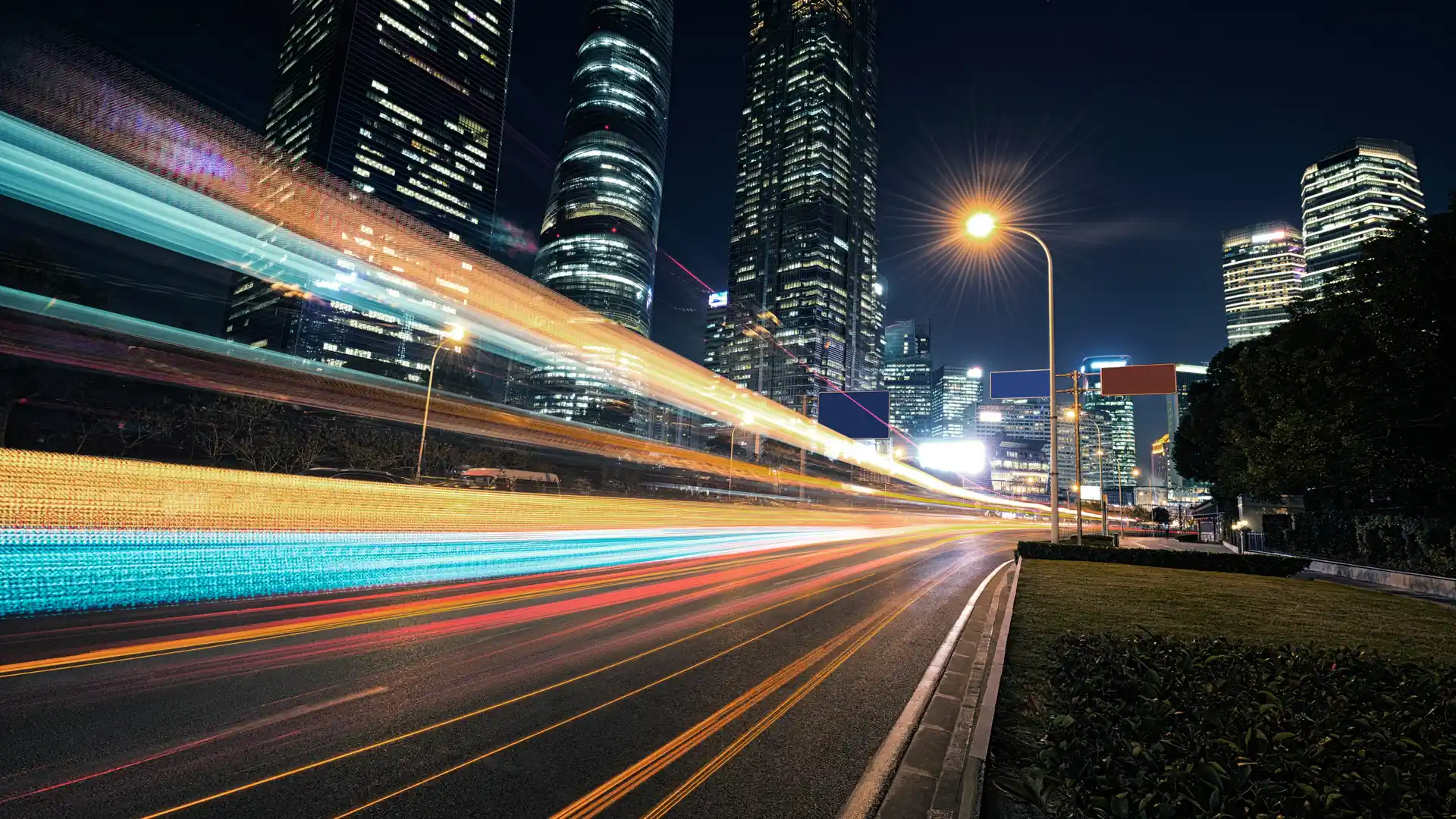 Estelas de luces de coches en ciudad yendo como fibra 600mb