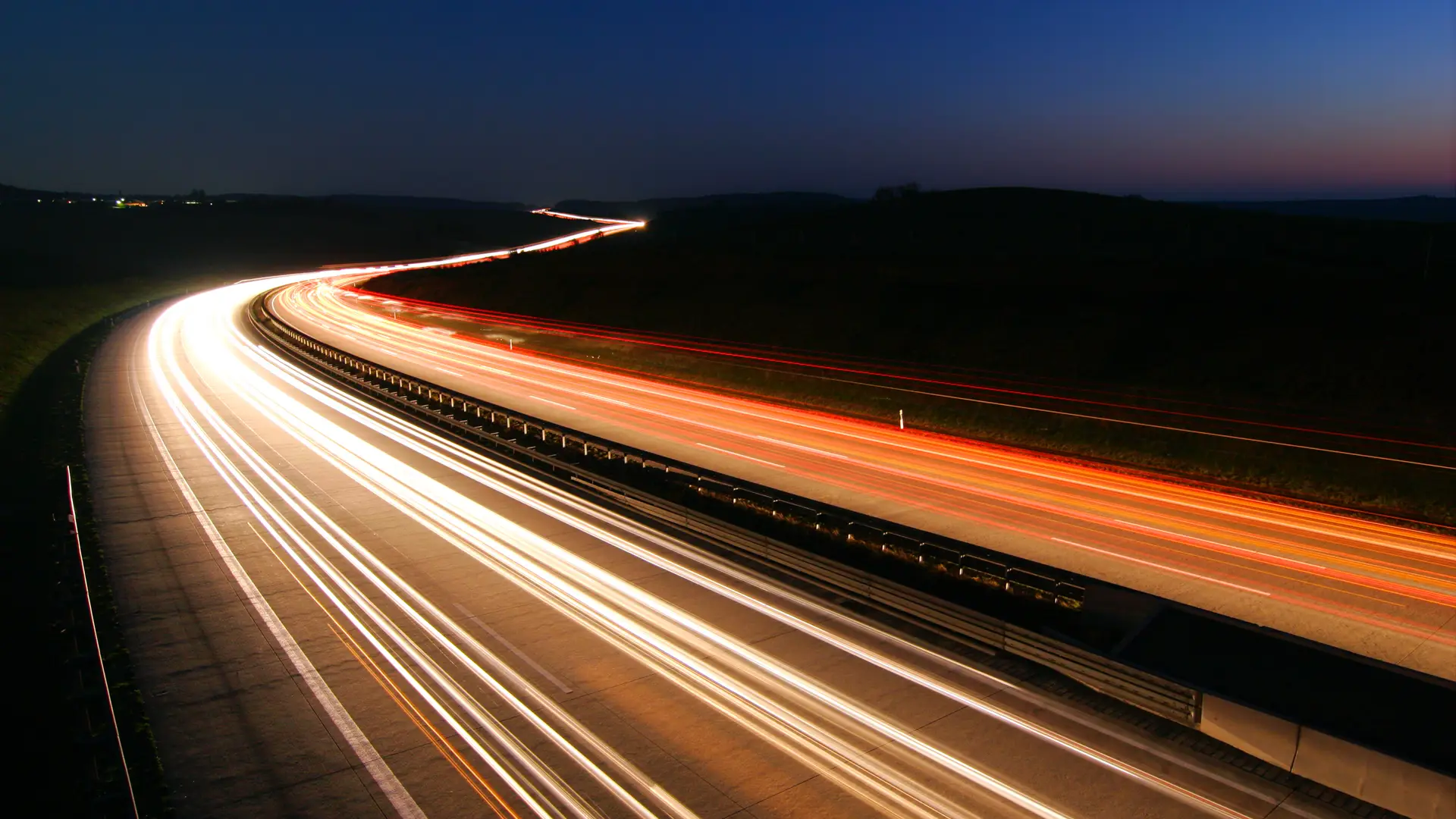 Estelas de luces en carretera yendo como fibra neba Estelas de luces en carretera yendo como fibra neba